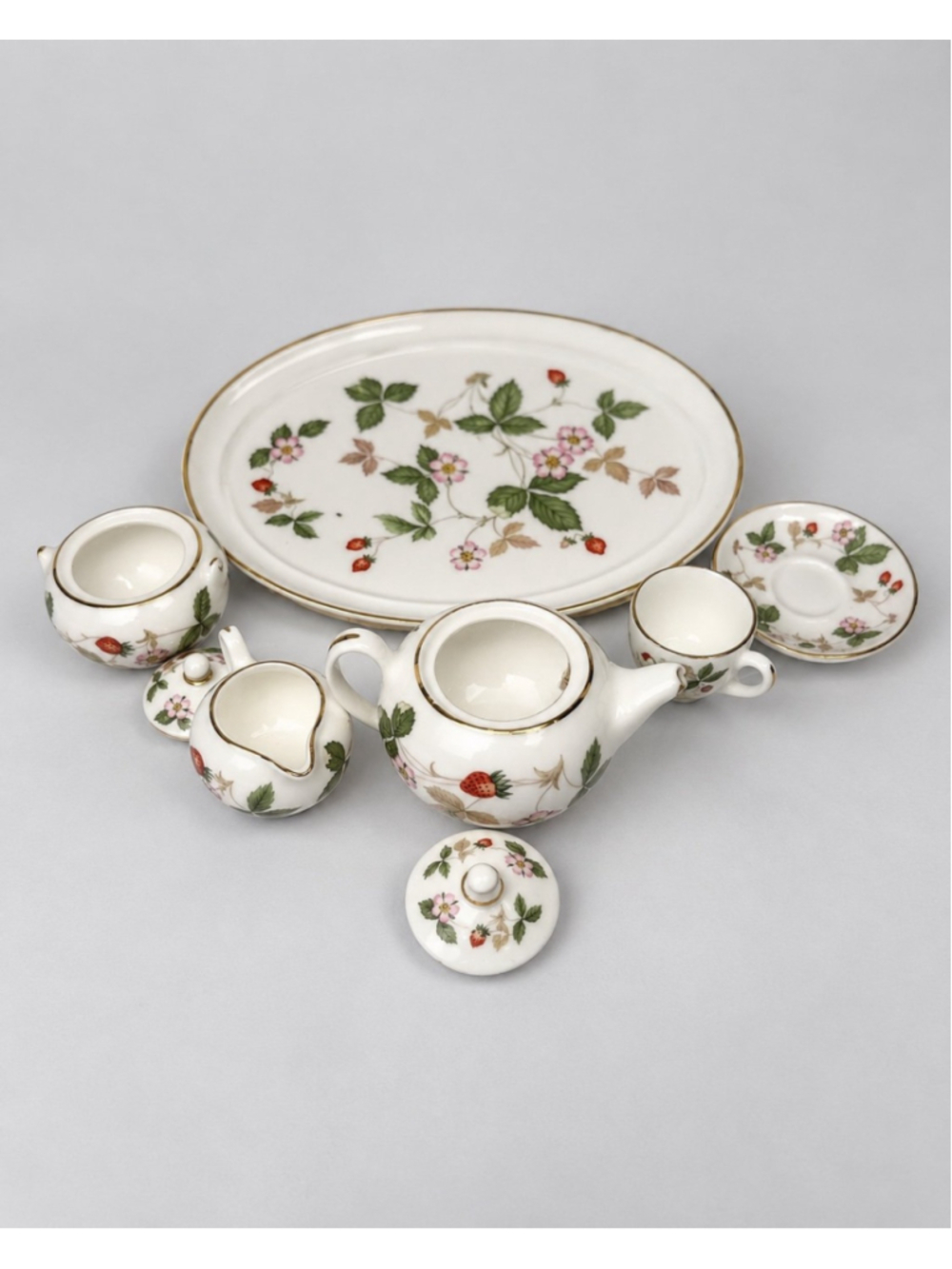 Wedgwood Wild Strawberry Miniature Tea Set England RA • •Vintage• Collectible